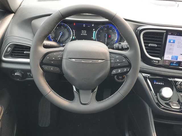 New 2027 Chrysler Pacifica Limited w/ Family Tech Group AWD/4WD image 14