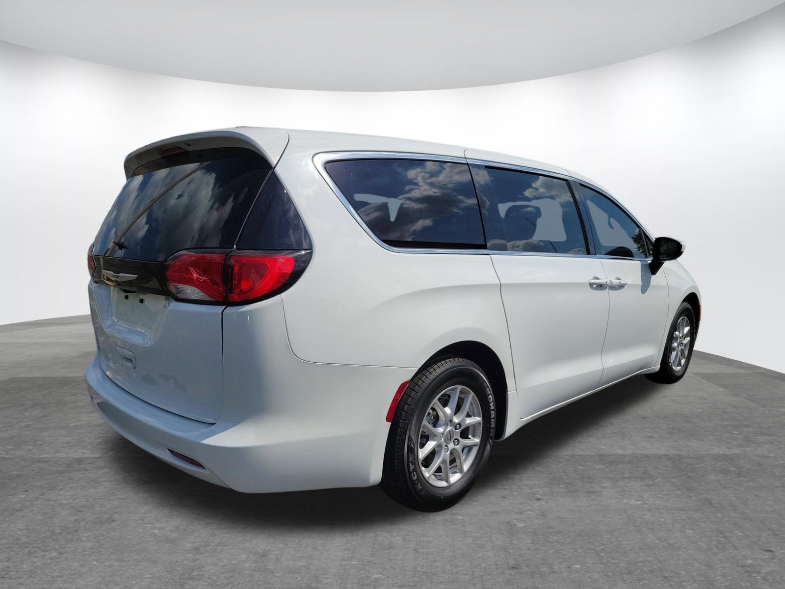 Used 2022 Chrysler Voyager LX image 23