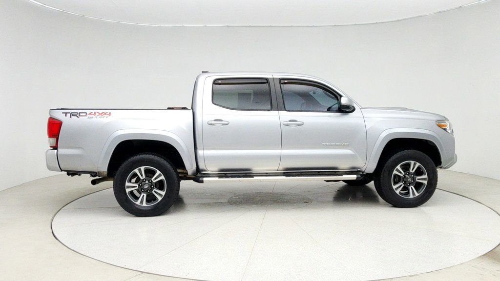 Used 2017 Toyota Tacoma TRD Sport image 4