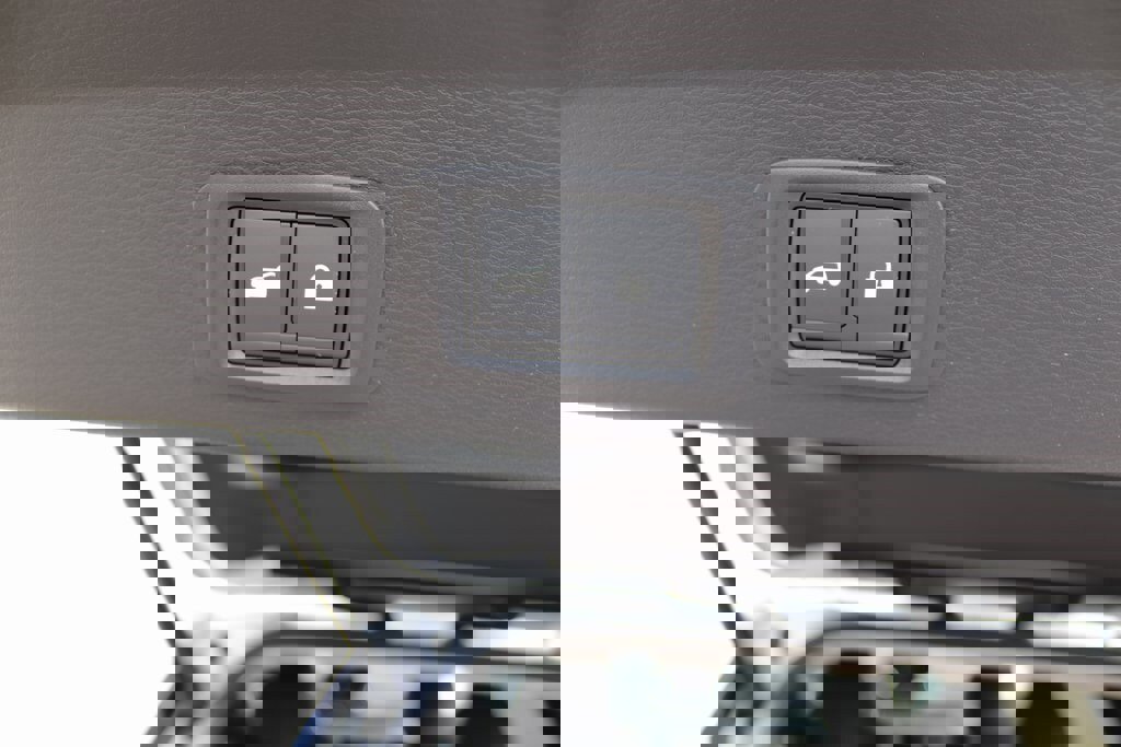 New 2025 Mitsubishi Outlander SE image 25