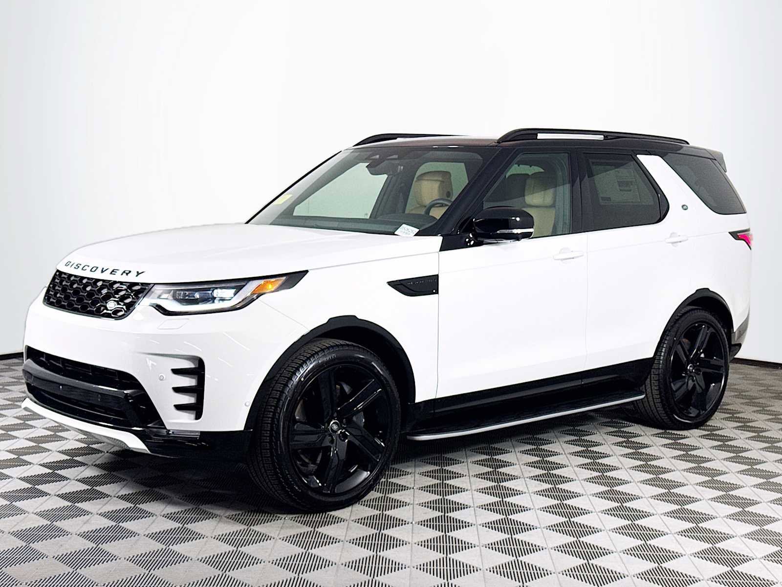 New 2025 Land Rover Discovery Dynamic SE image 1