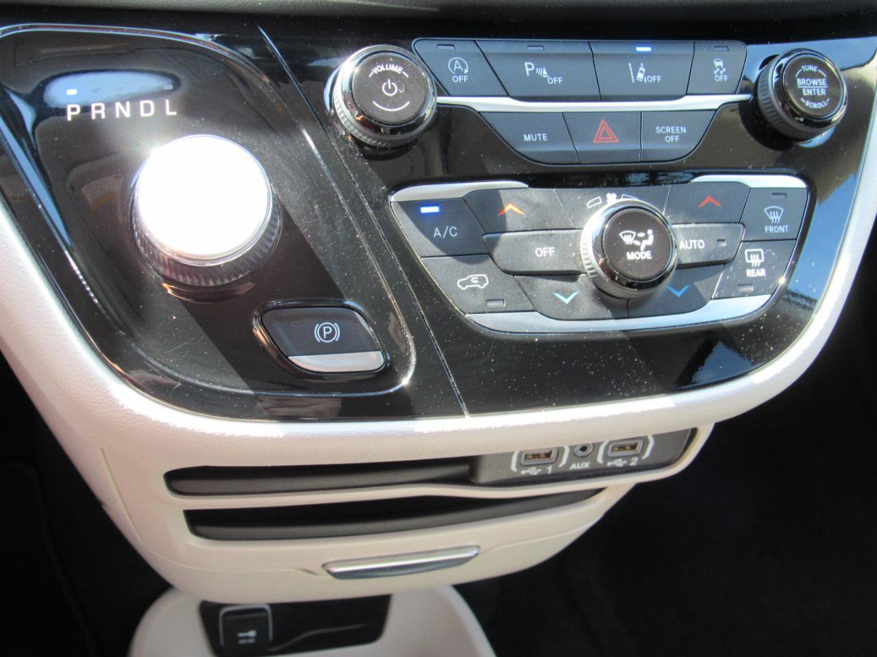 Used 2024 Chrysler Pacifica Touring-L FWD image 27