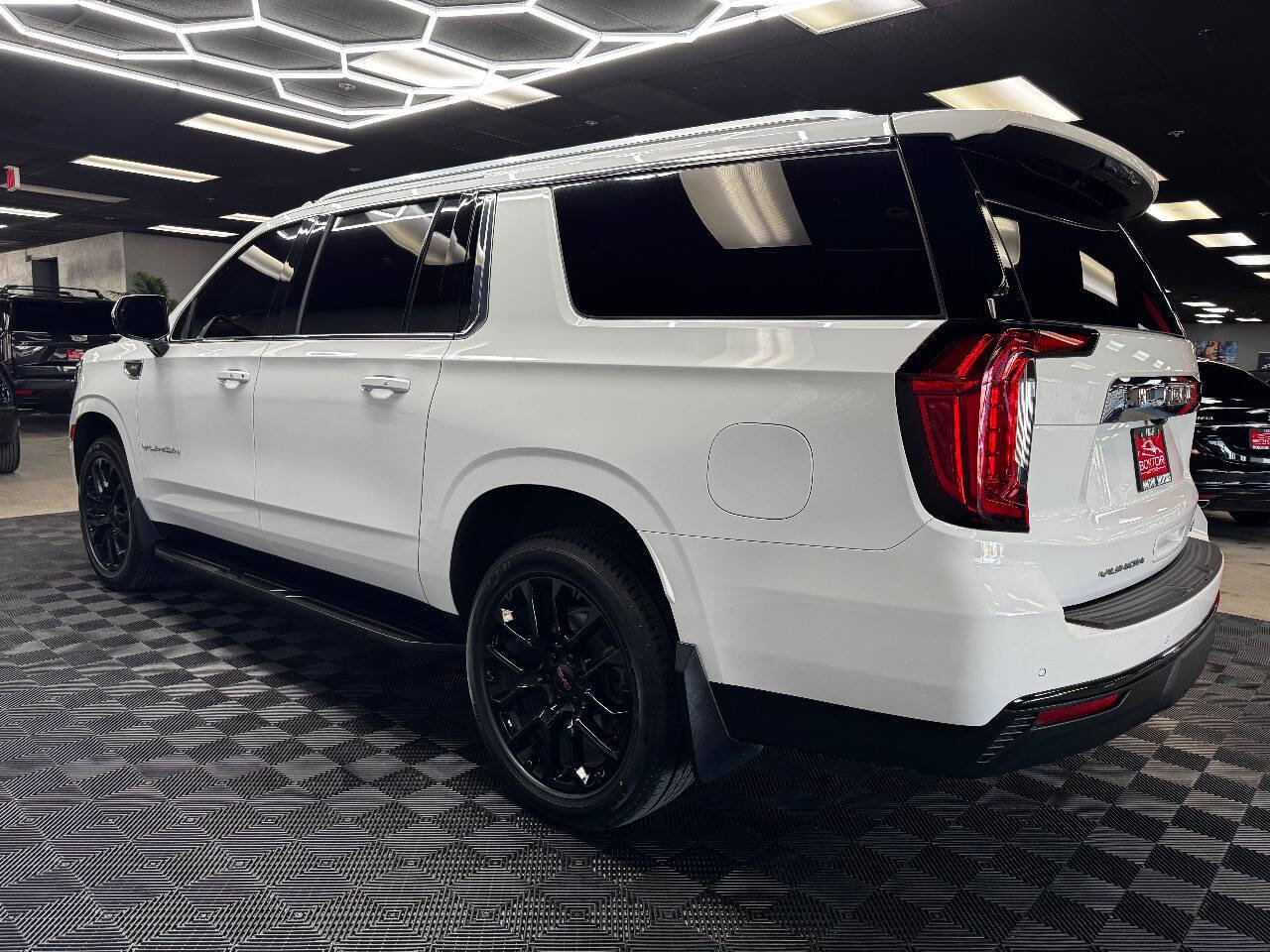 Used 2023 GMC Yukon XL SLE image 8