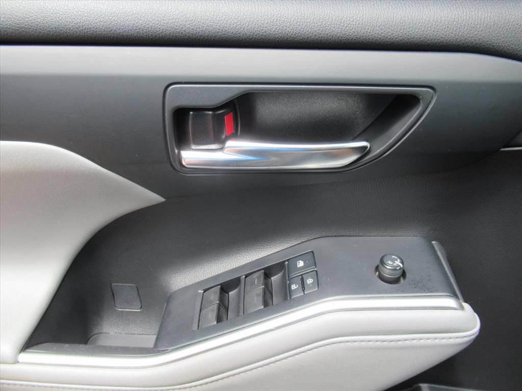 Used 2022 Toyota Highlander XLE FWD image 20