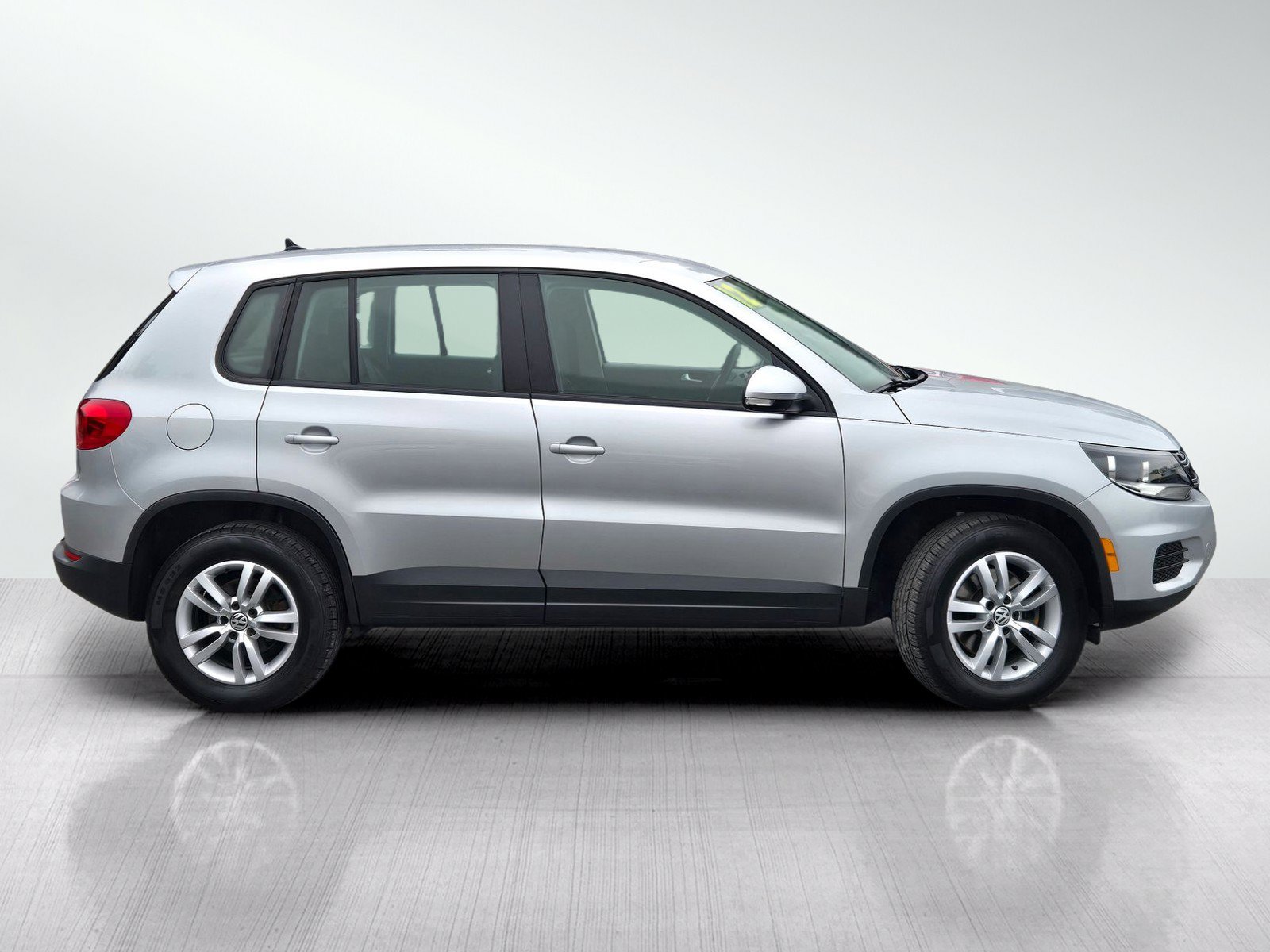 Used 2012 Volkswagen Tiguan LE FWD image 3