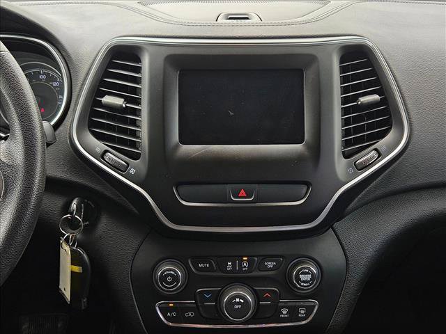 Used 2019 Jeep Cherokee Latitude w/ Popular Appearance Group FWD image 12