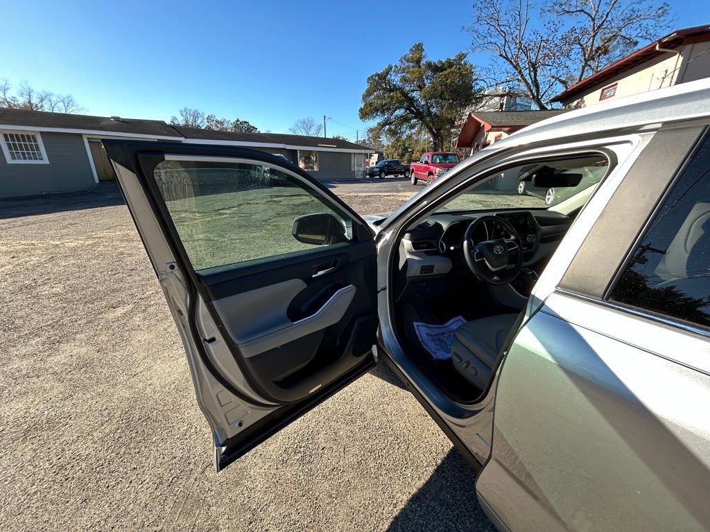 Used 2023 Toyota Highlander XLE image 27