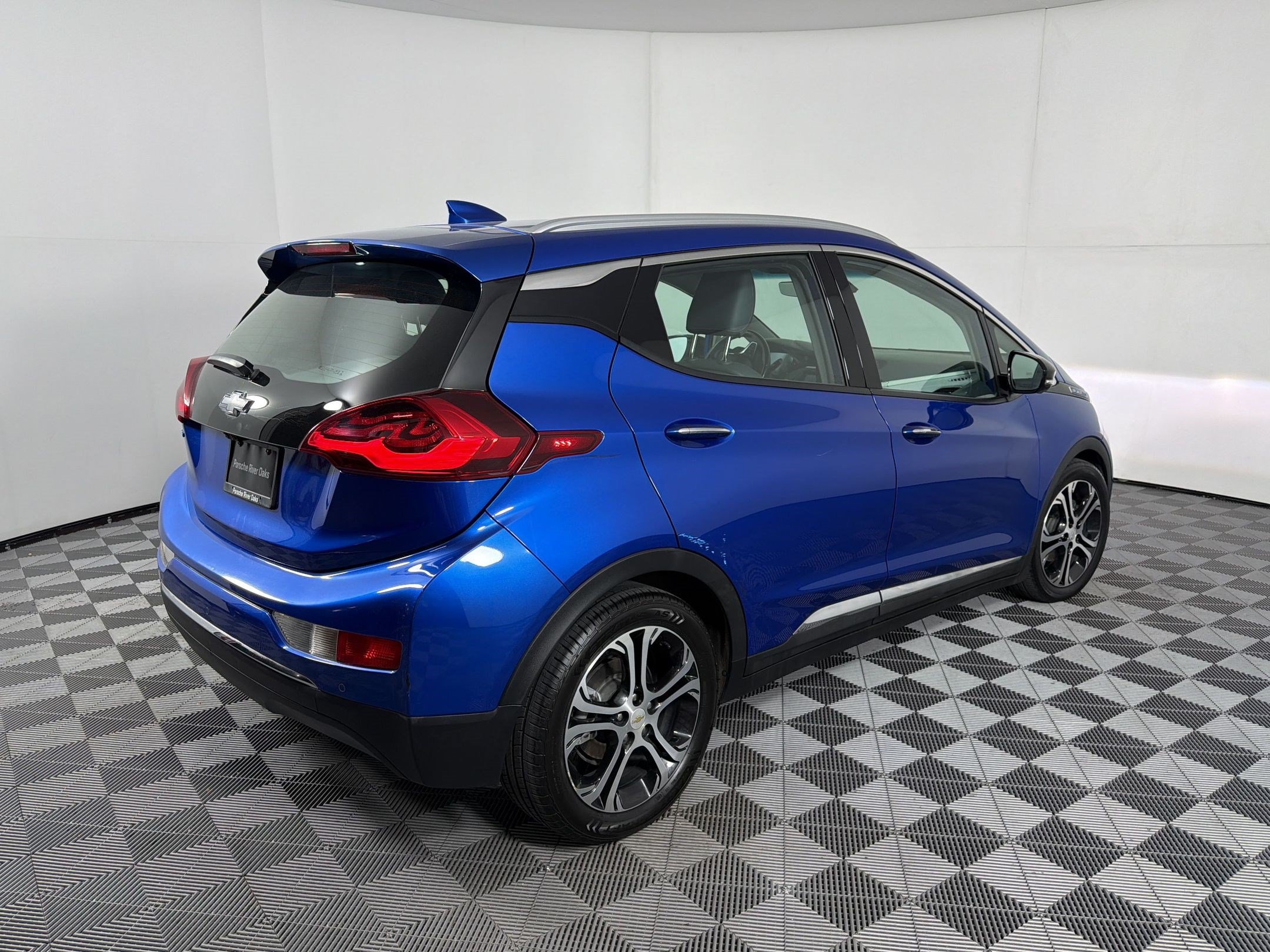 Used 2020 Chevrolet Bolt Premier w/ Infotainment Package FWD image 9