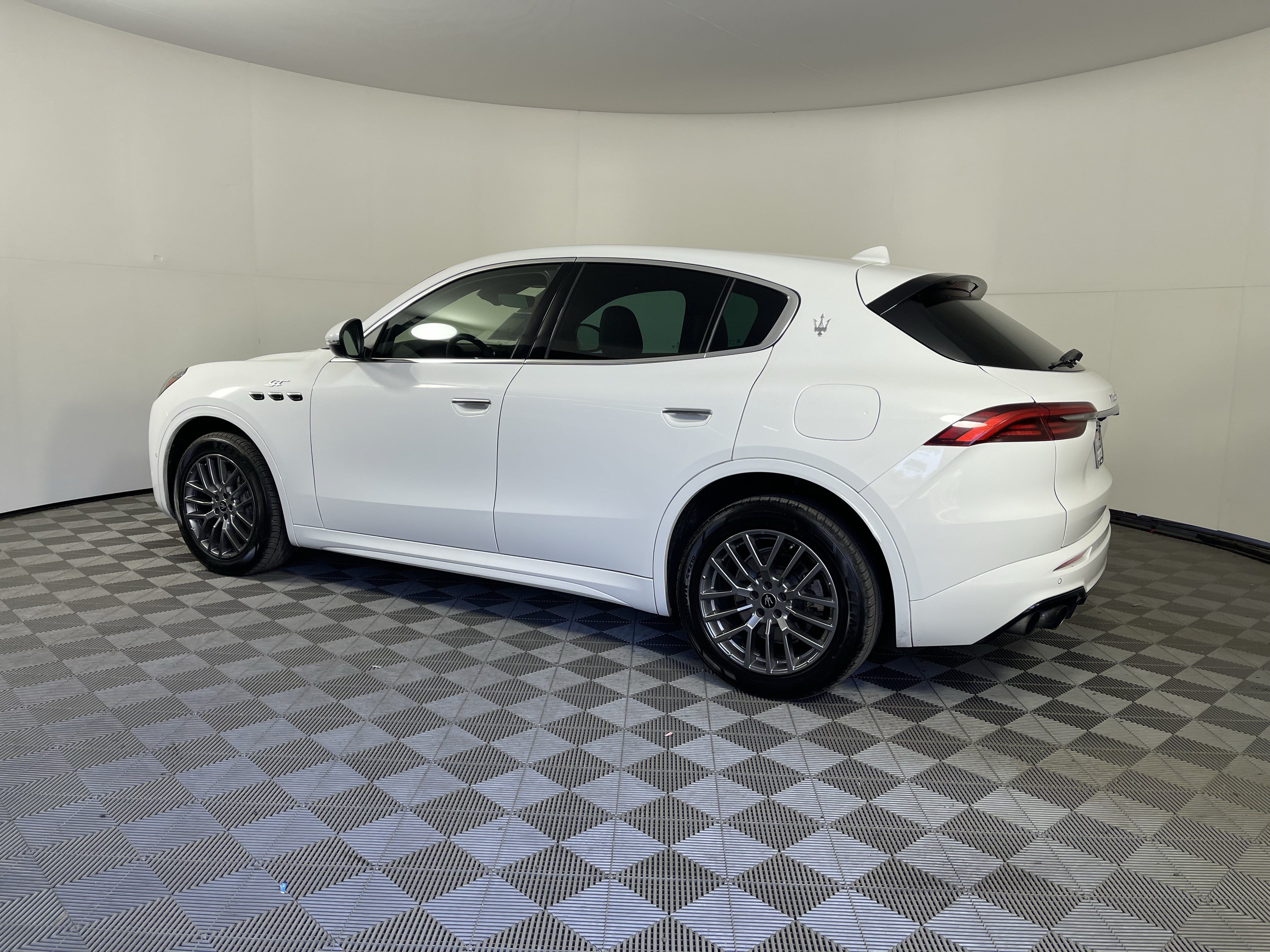 Used 2024 Maserati Grecale GT AWD/4WD image 2