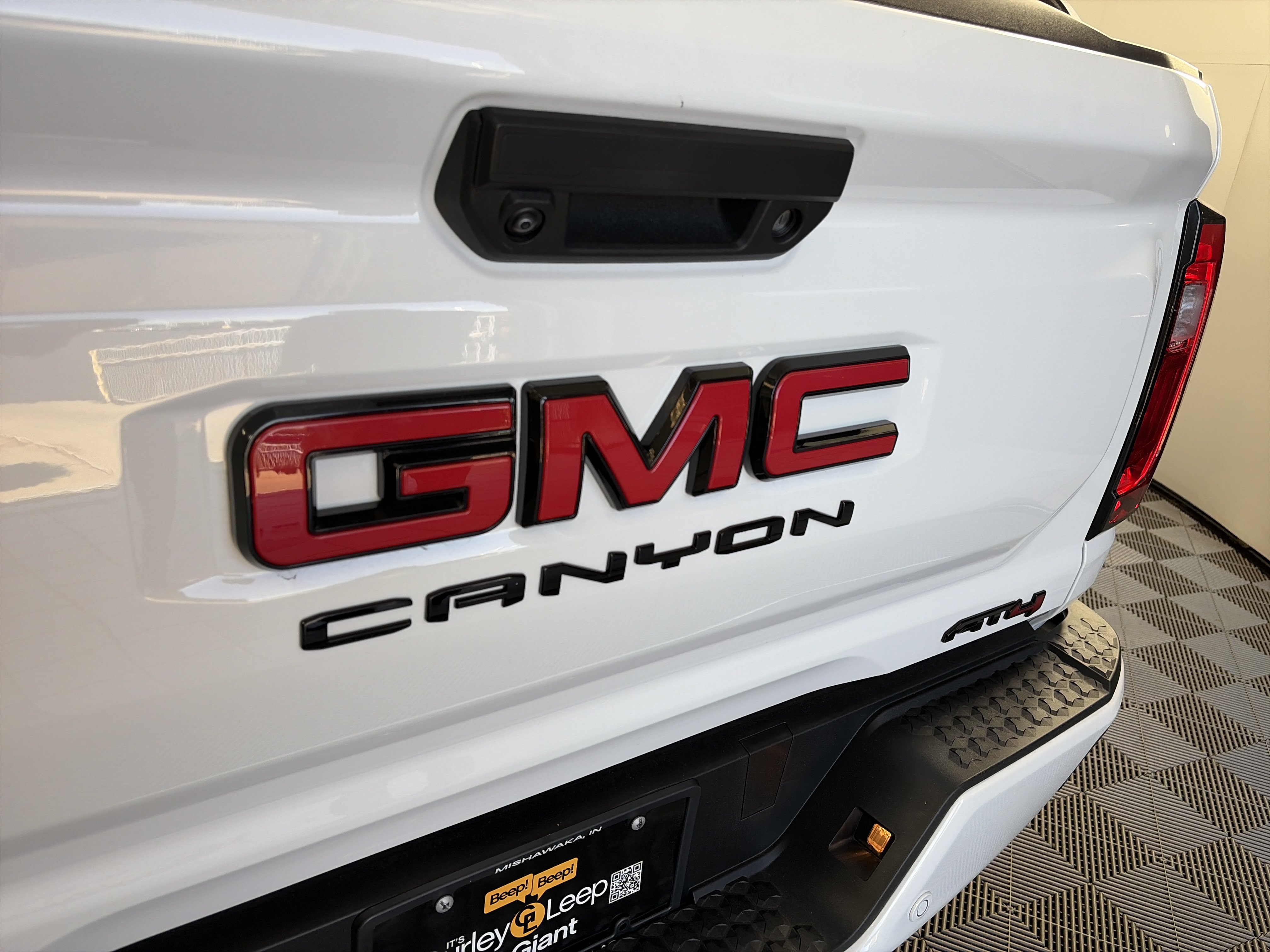 Used 2025 GMC Canyon AT4 AWD/4WD image 15