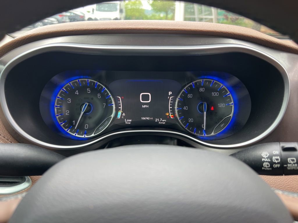 Used 2018 Chrysler Pacifica Limited w/ Tire & Wheel Group FWD image 18