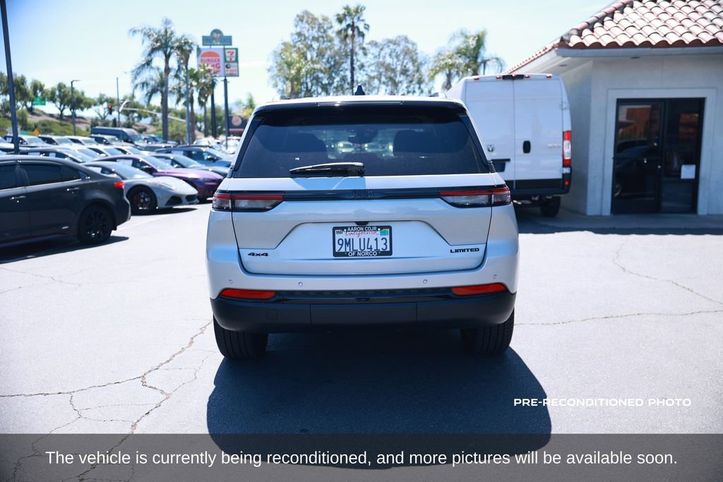 Used 2024 Jeep Grand Cherokee Limited w/ Black Appearance Package image 4