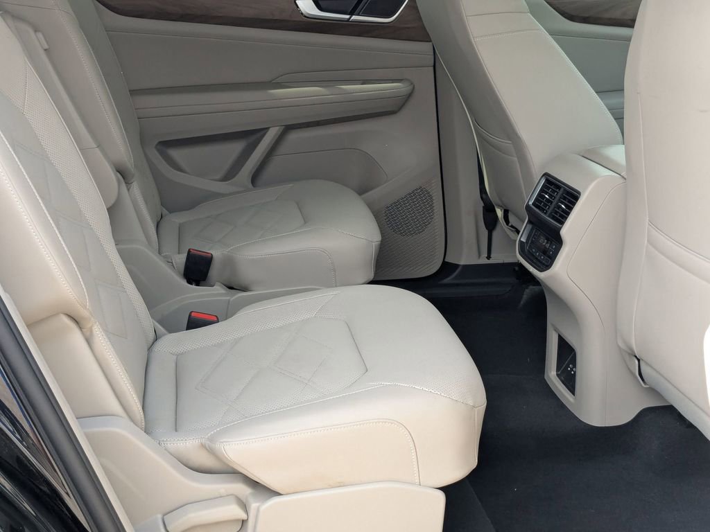 Used 2025 Volkswagen Atlas SE image 30