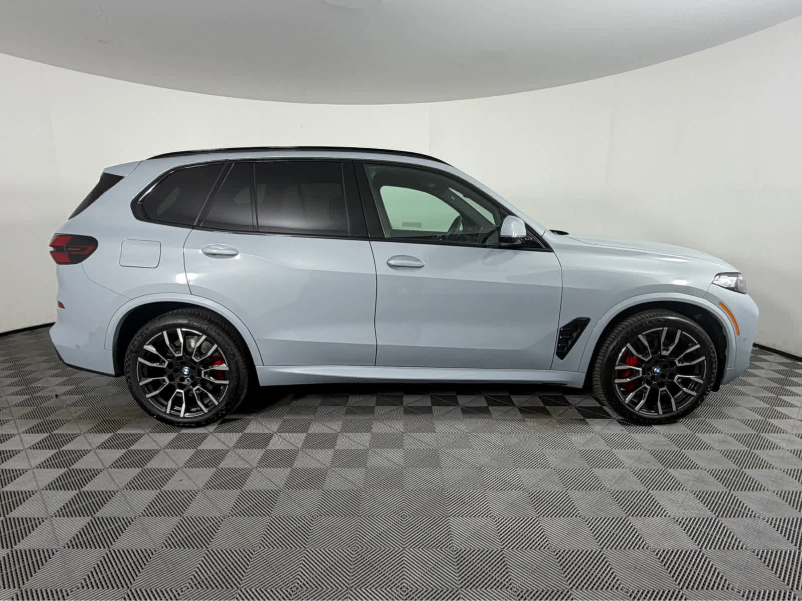 New 2026 BMW X5 xDrive50e w/ M Sport Package AWD/4WD image 2
