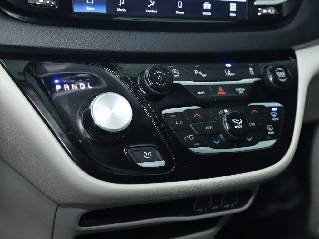 Used 2024 Chrysler Pacifica Touring-L image 26