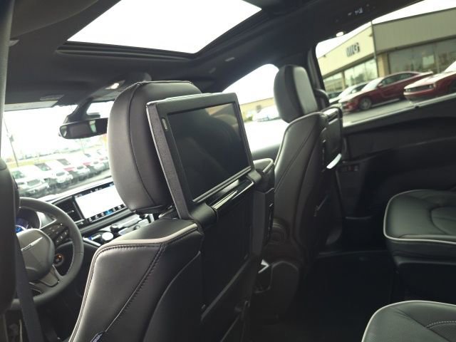 Used 2026 Chrysler Pacifica Premium image 36