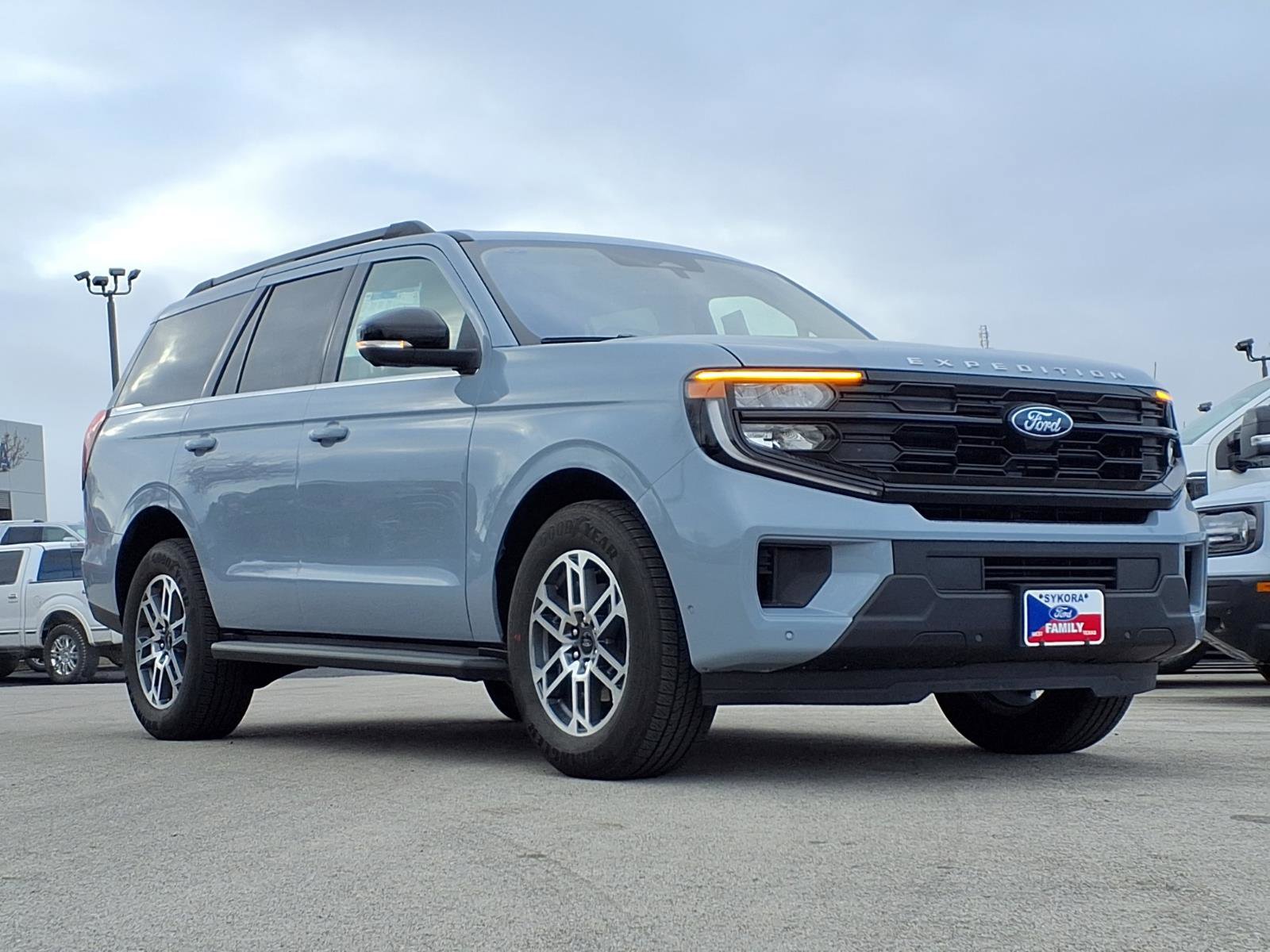 New 2025 Ford Expedition Active image 3