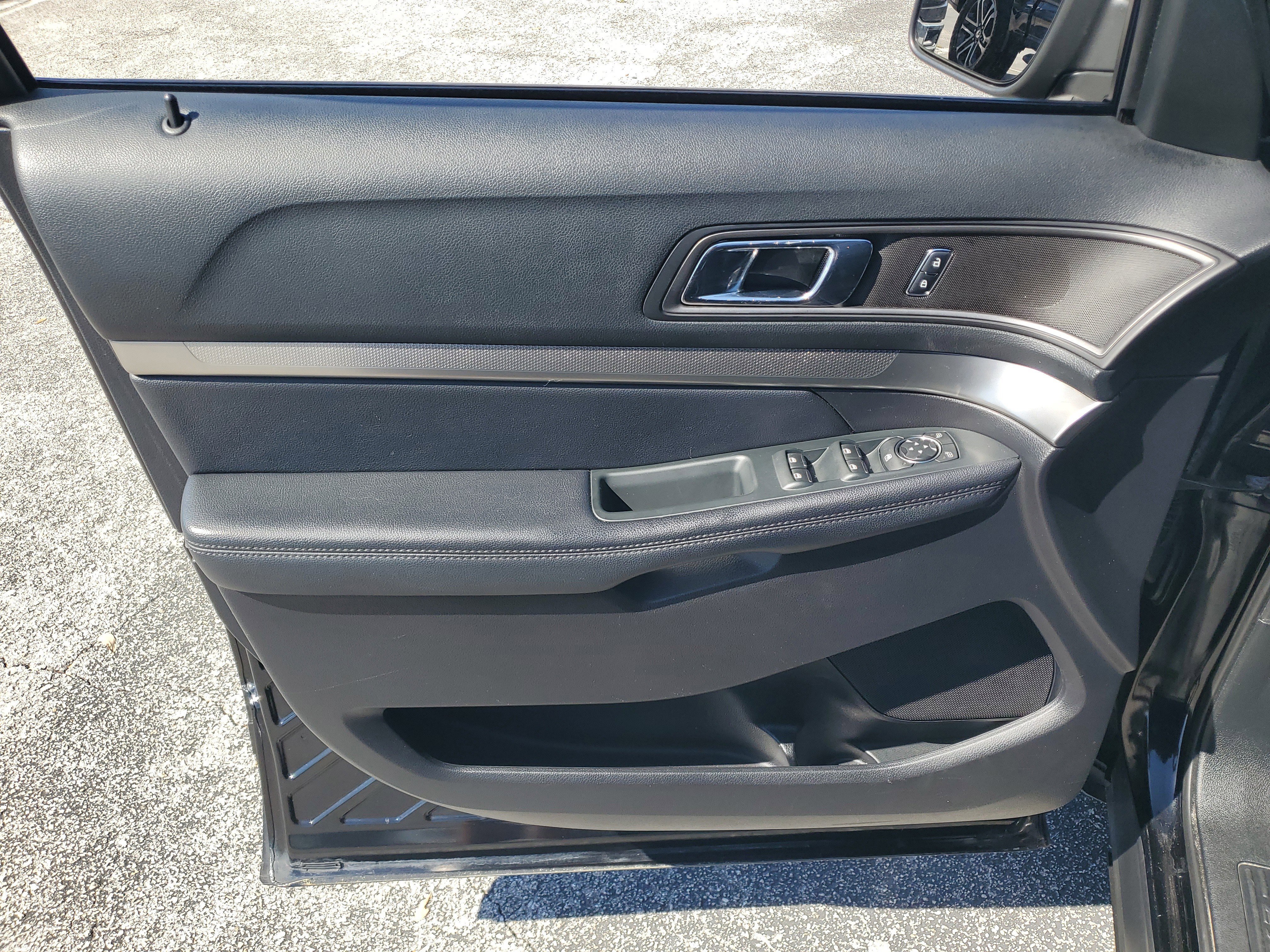 Used 2018 Ford Explorer XLT w/ Equipment Group 202A image 10