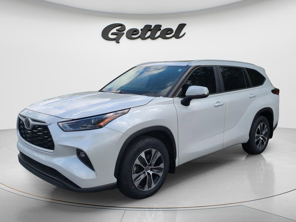Used 2023 Toyota Highlander XLE image 1