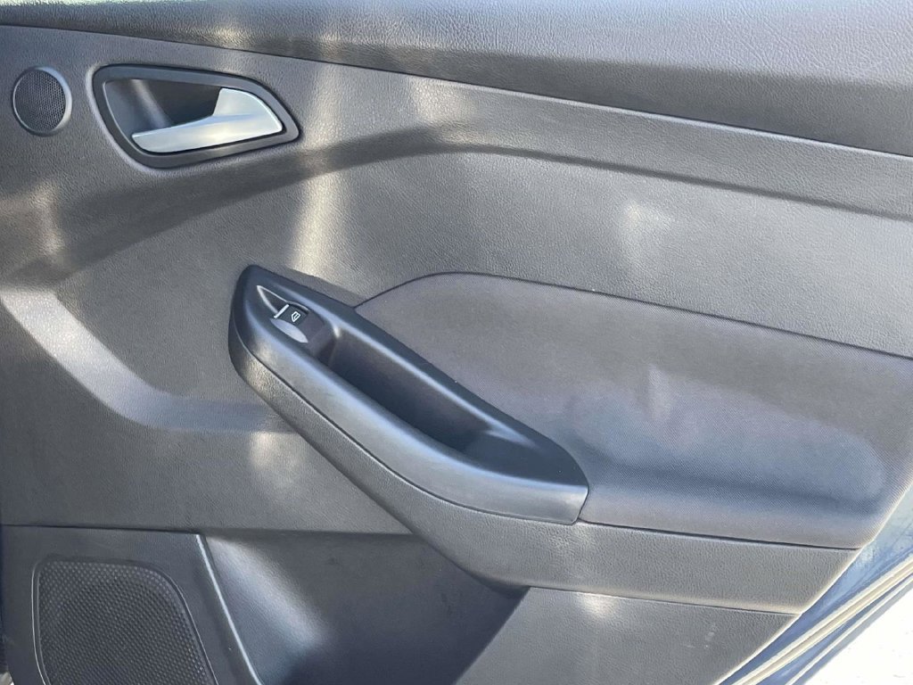 Used 2018 Ford Focus ST w/ Equipment Group 402A FWD image 18