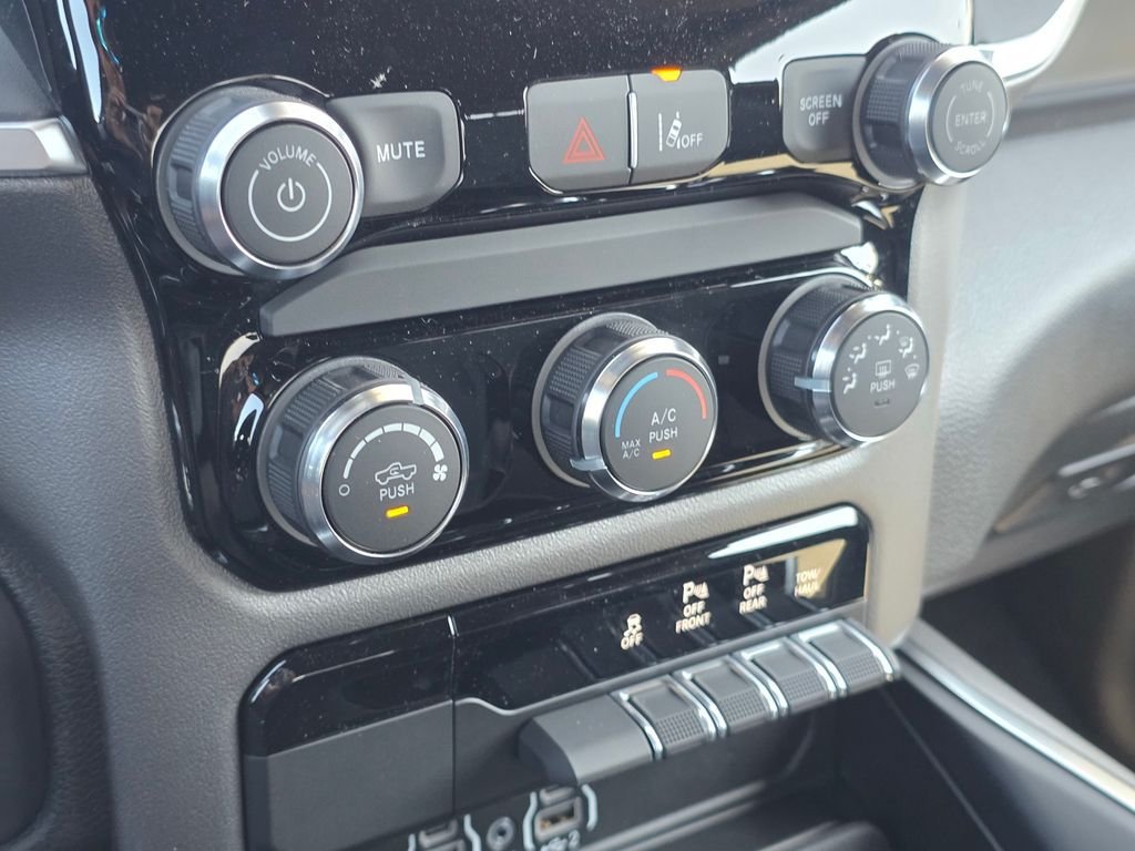 New 2026 RAM 1500 4x4 Crew Cab image 17