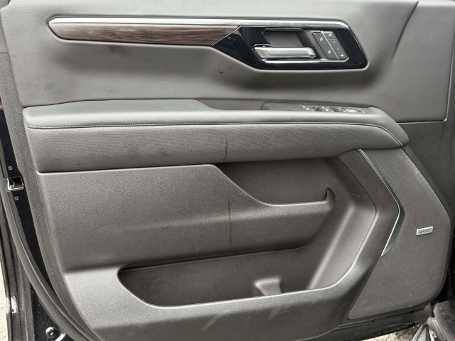 Used 2025 Chevrolet Suburban Premier AWD/4WD image 19