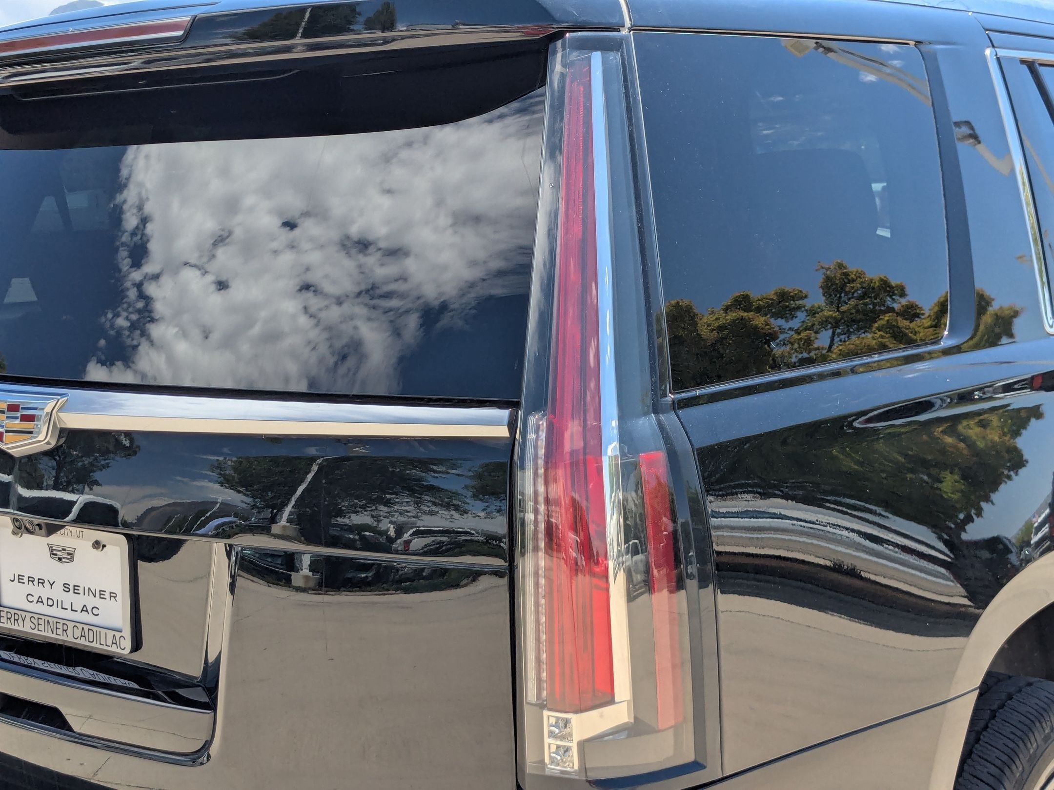 Used 2019 Cadillac Escalade Luxury AWD/4WD image 11
