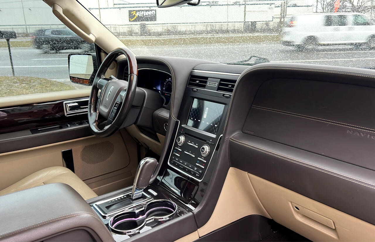 Used 2016 Lincoln Navigator Reserve image 16