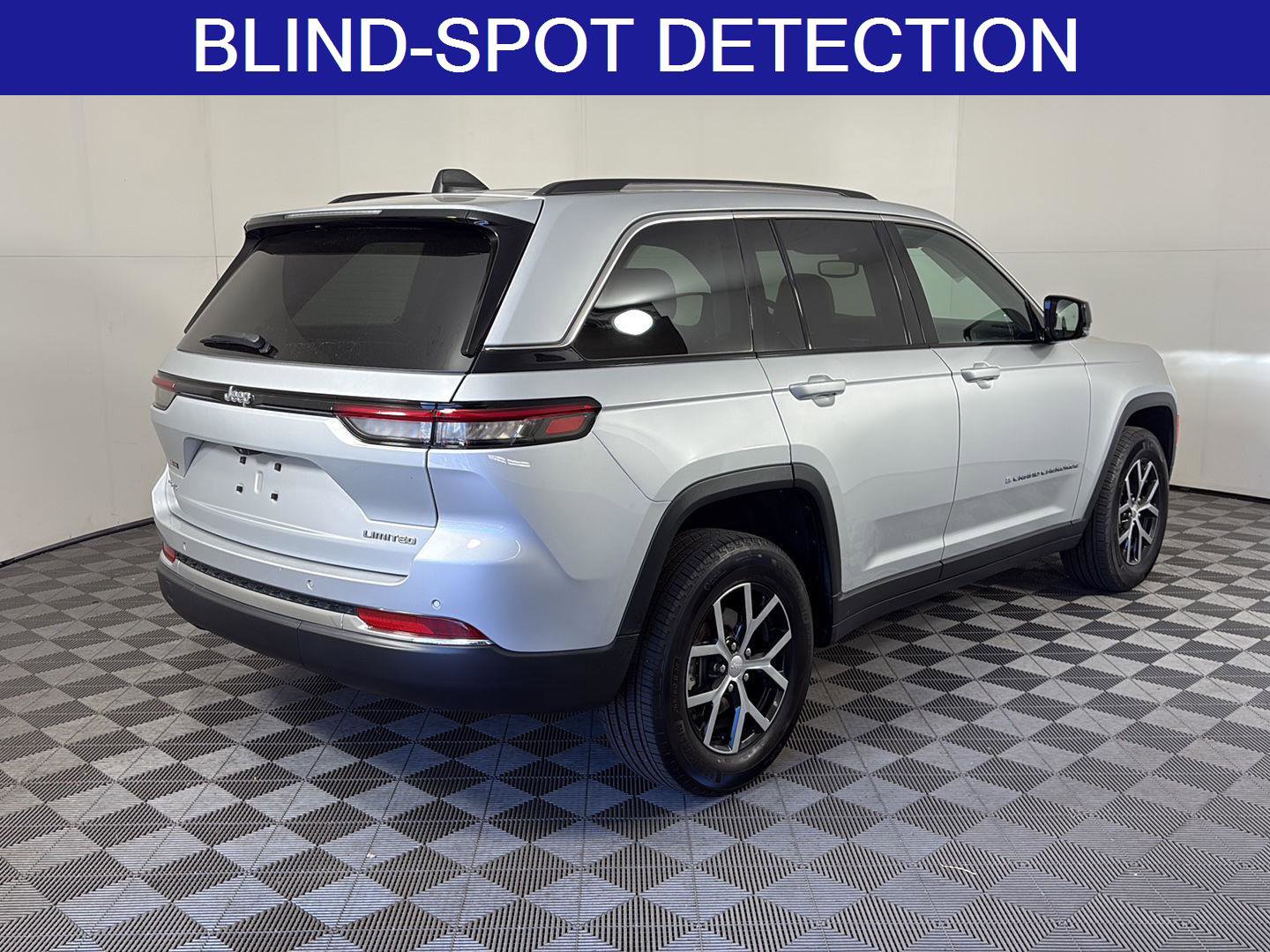 Used 2023 Jeep Grand Cherokee Limited AWD/4WD image 5