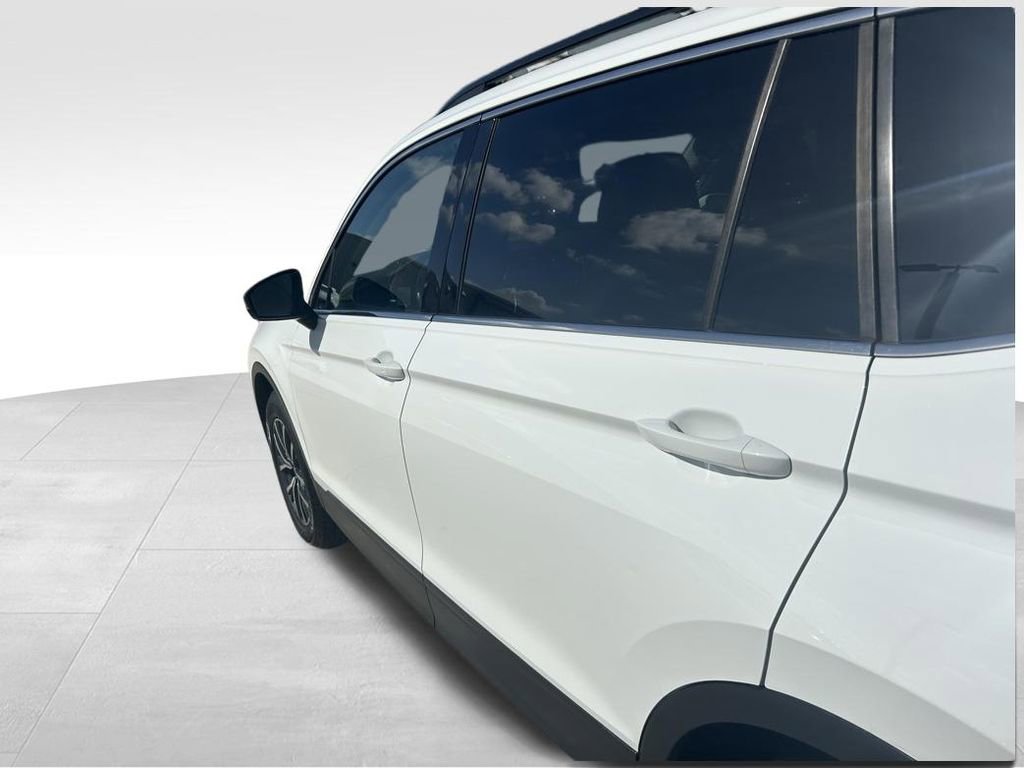 Used 2019 Volkswagen Tiguan SE w/ Panoramic Sunroof Package image 28