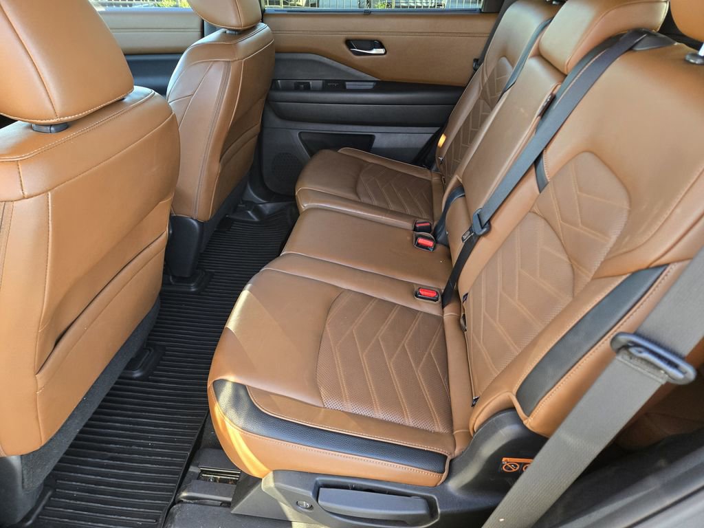 Used 2023 Nissan Pathfinder Platinum w/ Cargo Package image 16