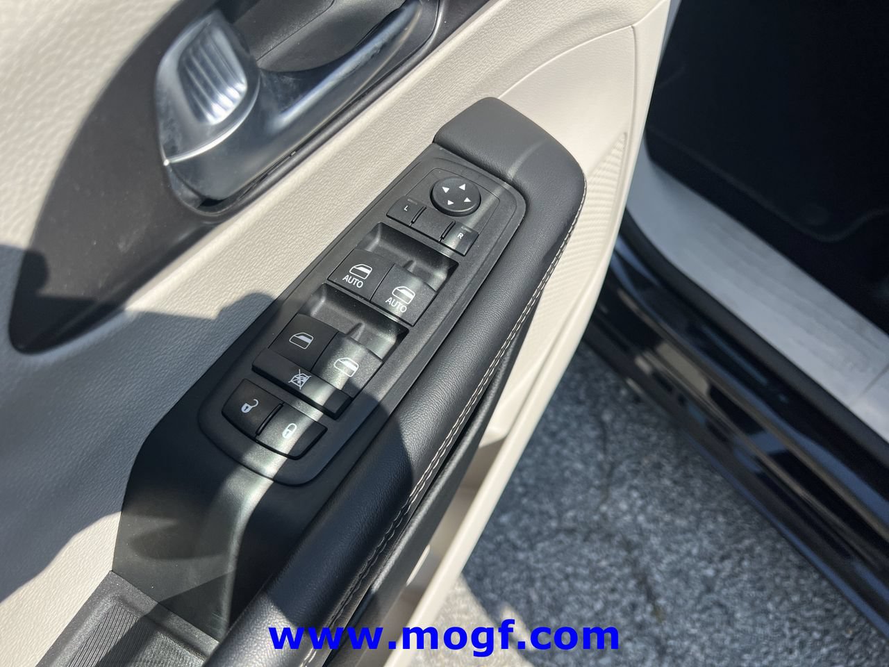 Used 2024 Chrysler Pacifica Touring-L FWD image 19