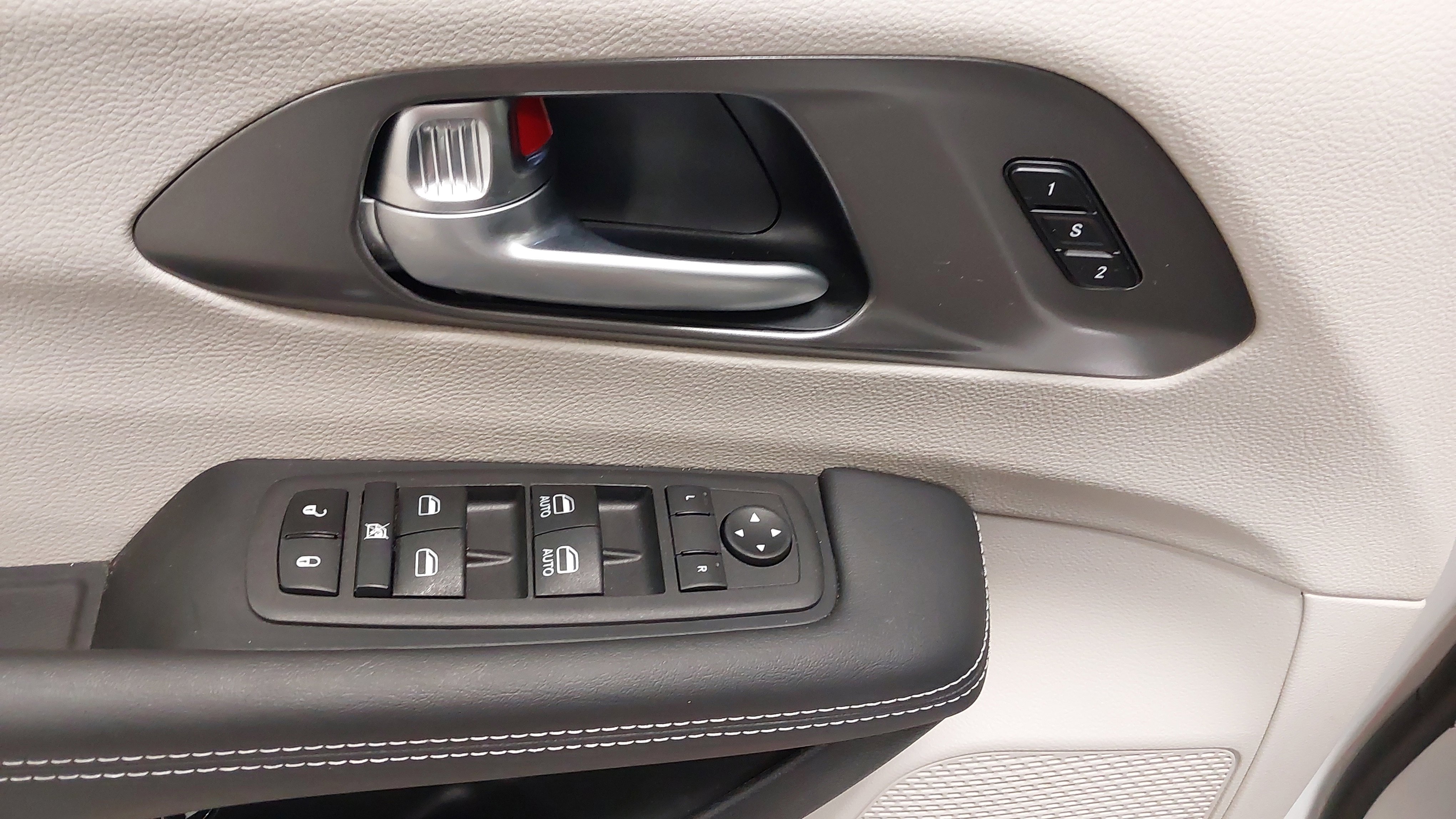 Used 2024 Chrysler Pacifica Select image 25