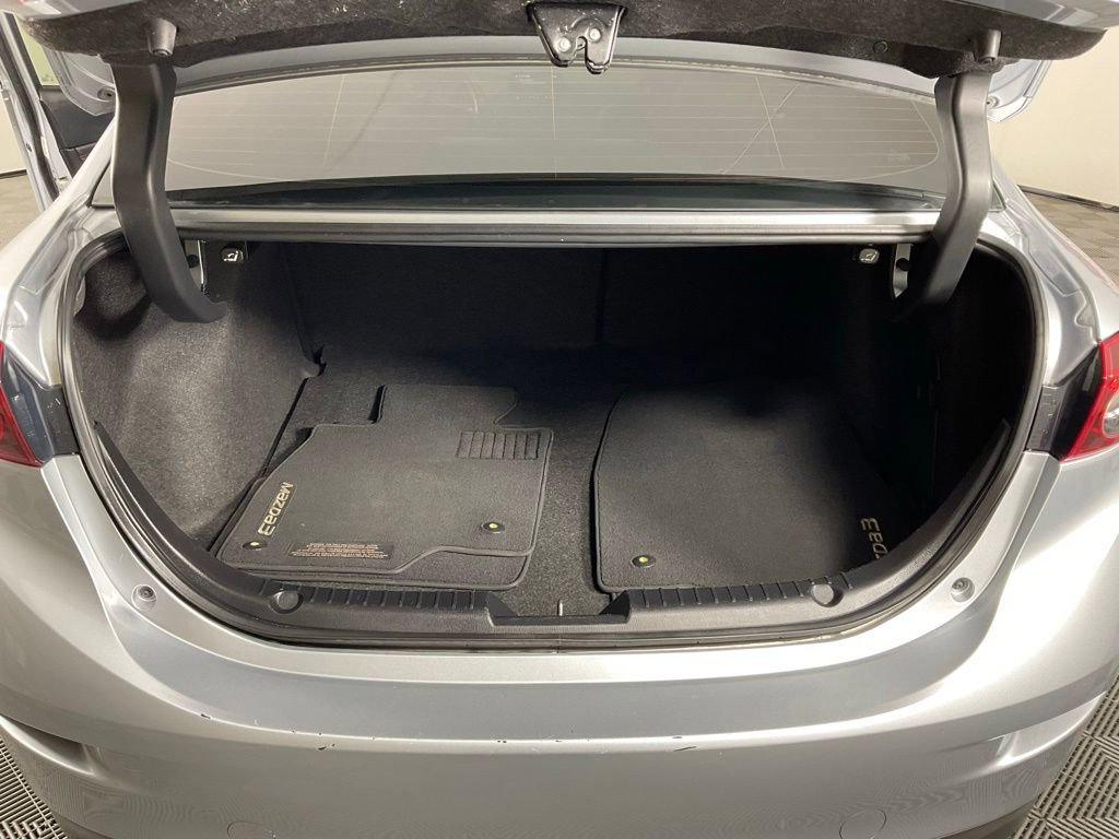 Used 2018 MAZDA MAZDA3 Touring FWD image 11