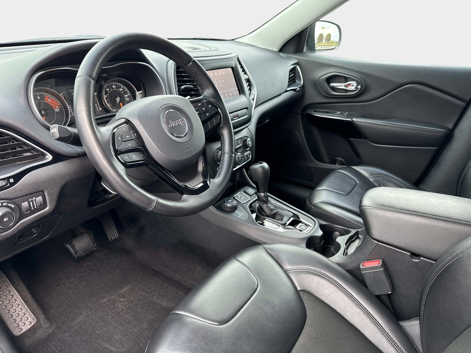 Certified 2020 Jeep Cherokee Latitude Plus w/ Cold Weather Group image 33