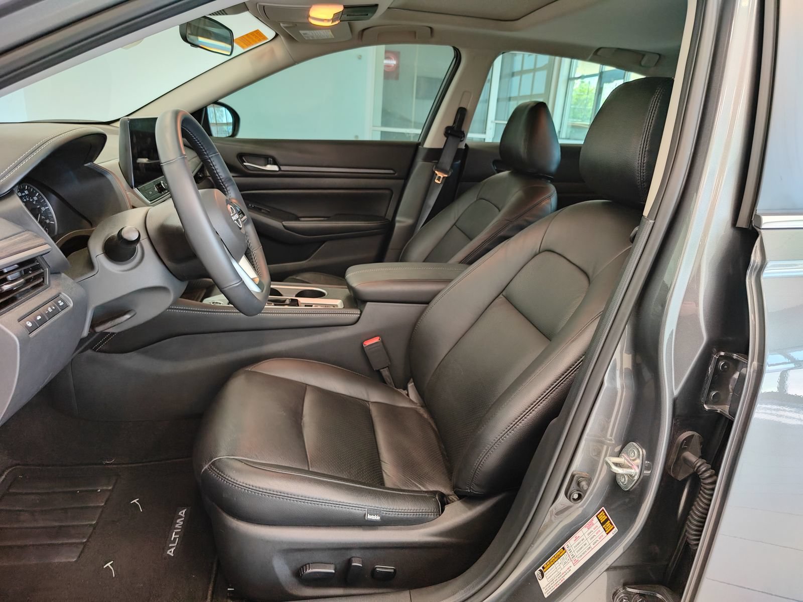 Used 2025 Nissan Altima 2.5 SV w/ SV Premium Package FWD image 9