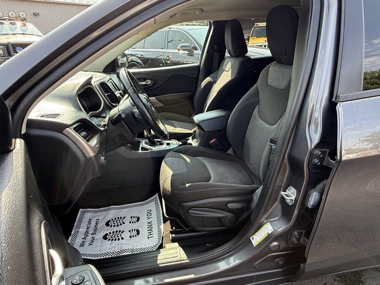 Used 2018 Jeep Cherokee Latitude w/ Altitude Package FWD image 9