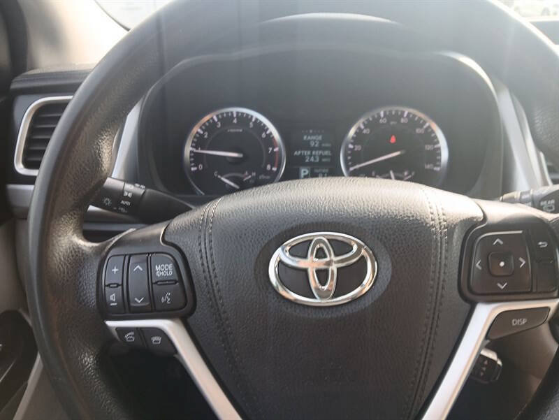 Used 2016 Toyota Highlander LE AWD/4WD image 15