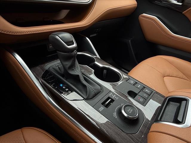 Used 2024 Toyota Highlander Platinum image 17