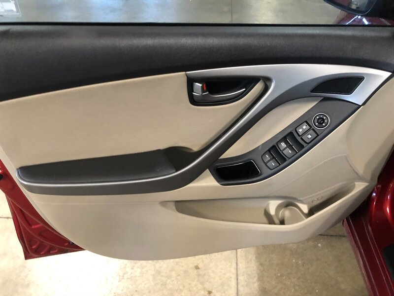 Used 2015 Hyundai Elantra SE w/ Option Group 02 FWD image 19