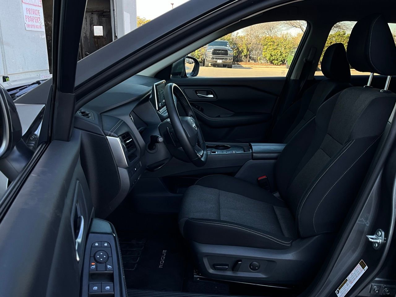 Used 2025 Nissan Rogue SV image 9