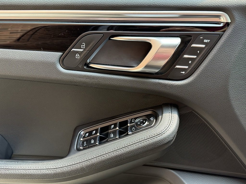 Certified 2024 Porsche Macan image 17