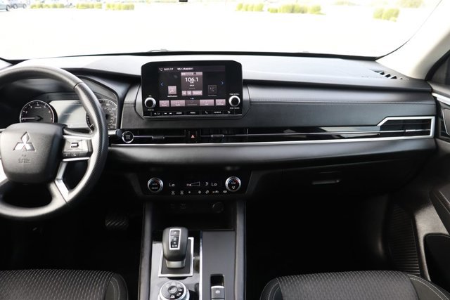 Used 2024 Mitsubishi Outlander ES image 14