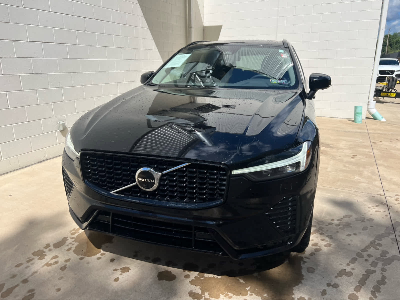 Used 2023 Volvo XC60 B5 Plus image 2