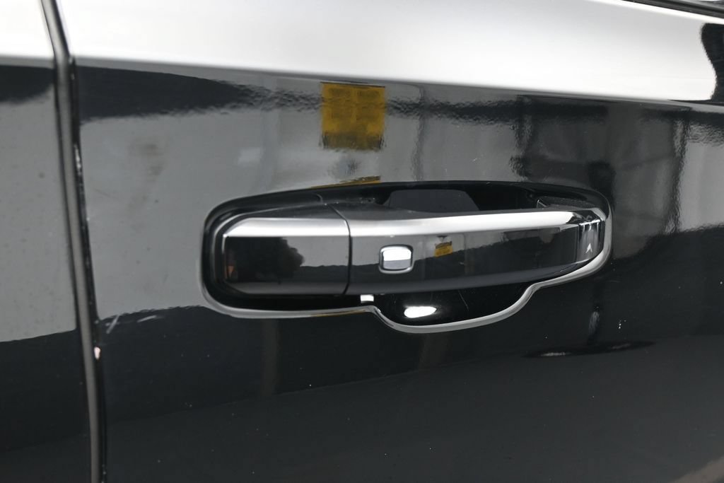 Used 2024 Chevrolet Suburban LT RWD image 43