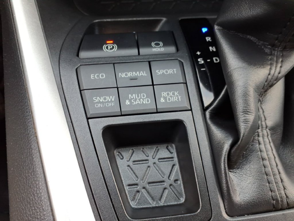 Used 2020 Toyota RAV4 LE w/ All Weather Liner Package AWD/4WD image 17