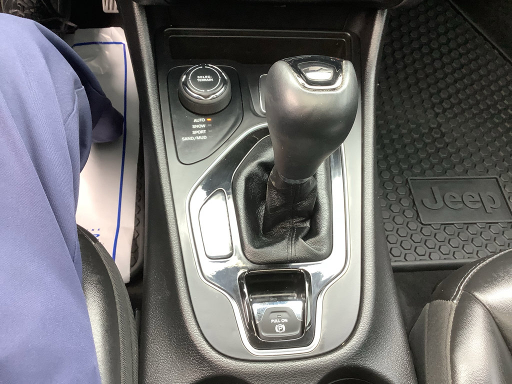 Used 2020 Jeep Cherokee Latitude Plus w/ Cold Weather Group AWD/4WD image 20