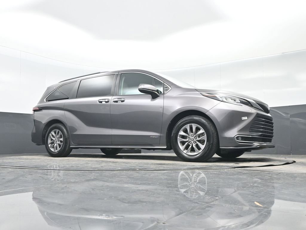 Used 2021 Toyota Sienna XLE image 32
