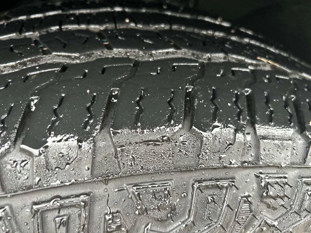 Used 2024 GMC Yukon AT4 w/ Technology Package image 10