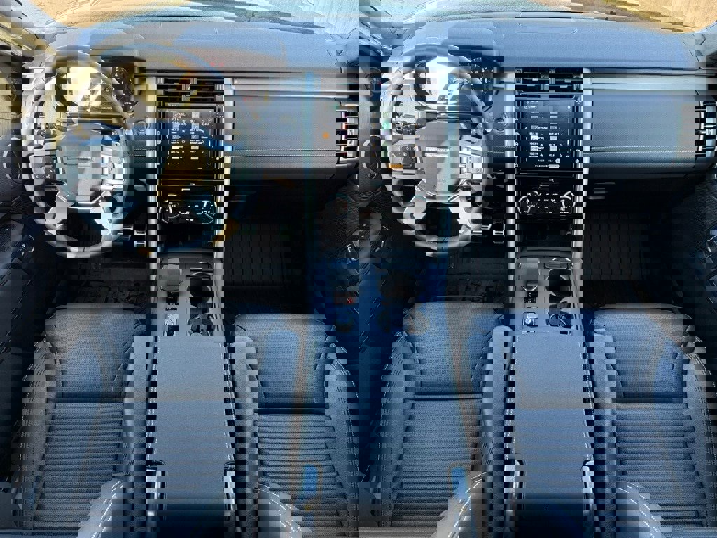 Certified 2025 Land Rover Discovery Dynamic SE image 17